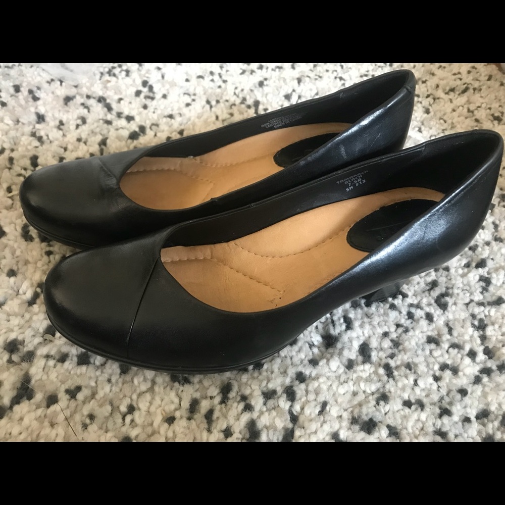 Earth Tamarack Black Leather Comfort Heels